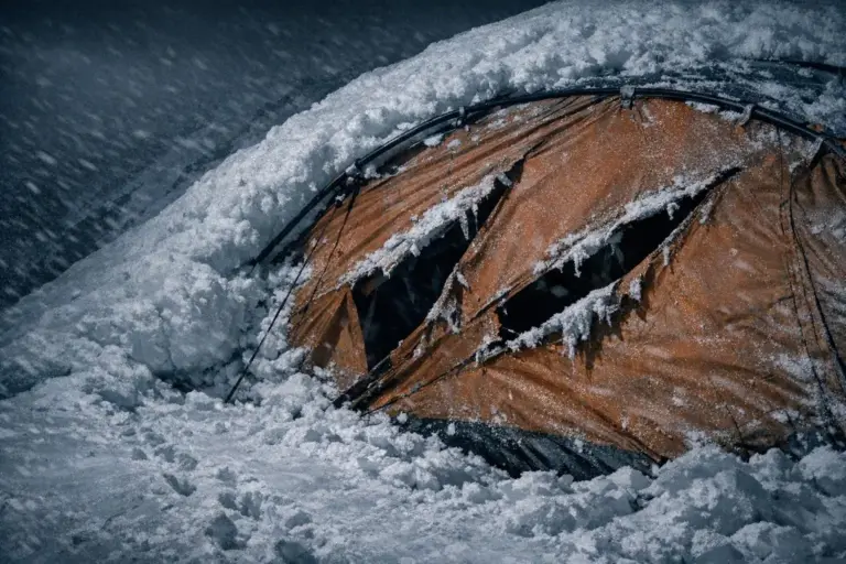 Paso Dyatlov: del misterio imposible a la secuencia documentada 2 Paso Dyatlov, tienda naranja semienterrada en nieve con aberturas rasgadas y hielo adherido